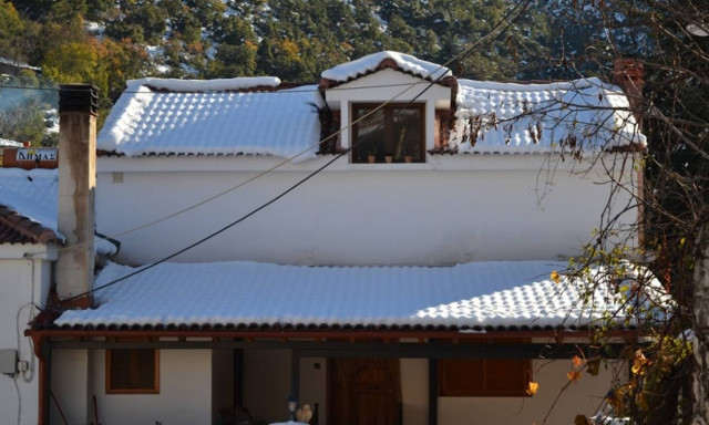 Καιρός ΤΩΡΑ: Στα λευκά η ορεινή Χαλκιδική – Μικροπροβλήματα στο οδικό δίκτυο