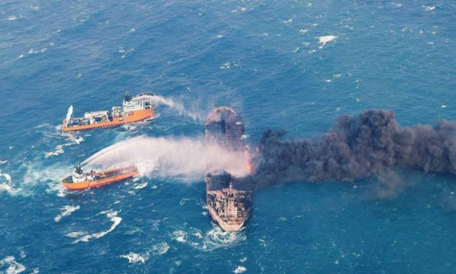 Κίνα: Βυθίστηκε το φλεγόμενο ιρανικό πετρελαιοφόρο (vid)