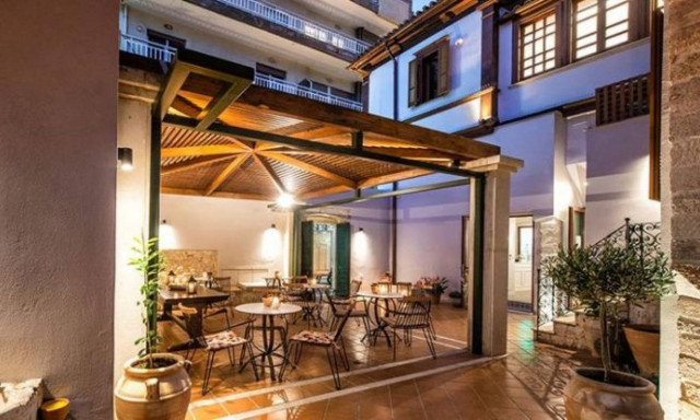 Από πρώην νομάρχης και βουλευτής έγινε... ξενοδόχος! (pics)