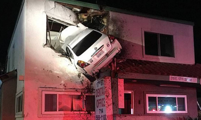 «Ιπτάμενο» αυτοκίνητο καρφώθηκε στο δεύτερο όροφο οδοντιατρείου