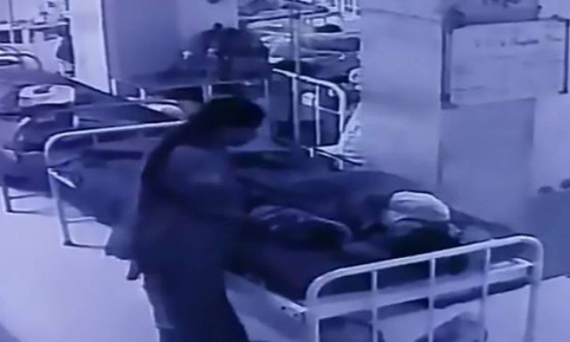 Ανατριχιαστικό ντοκουμέντο: Γυναίκα αρπάζει νεογέννητο την ώρα που κοιμάται δίπλα στη μητέρα του