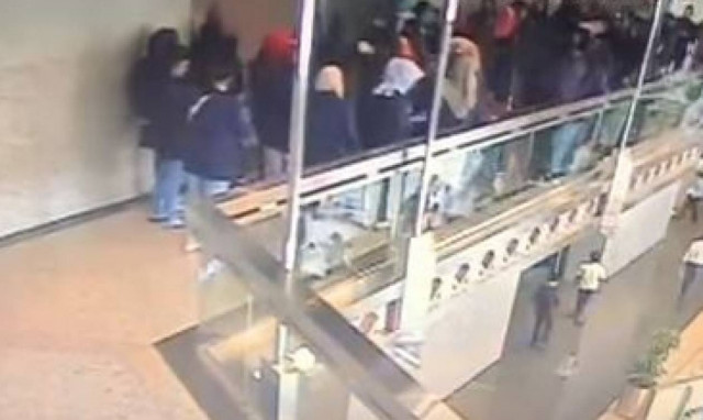 Ινδονησία: Η στιγμή που καταρρέει ο όροφος στο Χρηματιστήριο της Τζακάρτα (vid)