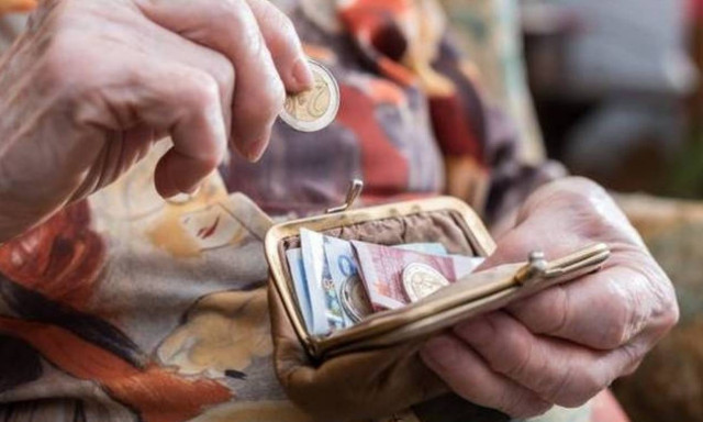 Συντάξεις χηρείας: Πώς θα δοθούν τα αναδρομικά σε 50.000 δικαιούχους