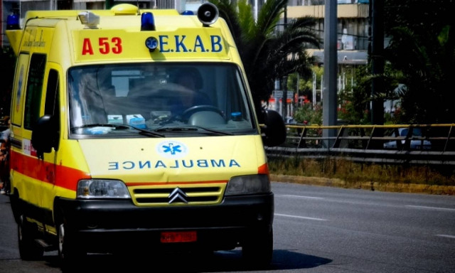 Κακοκαιρία: Θυελλώδεις άνεμοι σαρώνουν την Πάτρα - Γυναίκα τραυματίστηκε στο κεφάλι (pics&vid)