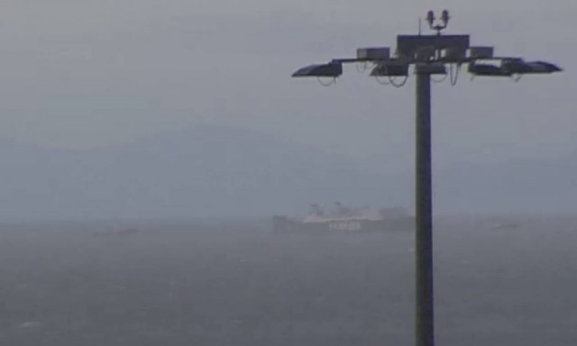 Πειραιάς: Σε εξέλιξη η επιχείρηση ρυμούλκησης του ακυβέρνητου πλοίου - Βίντεο ντοκουμέντο