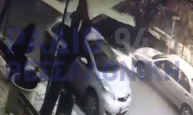 Βίντεο σοκ: Στέγη νηπιαγωγείου ξηλώνεται από τον ισχυρό άνεμο στη Θεσσαλονίκη