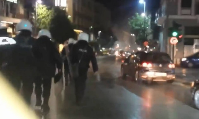 Πάτρα: Φωτοβολίδα τραυμάτισε αστυνομικό