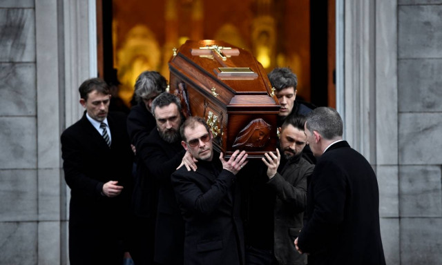 Δάκρυσε η Ιρλανδία μπροστά στη σορό της Dolores O'Riordan των Cranberries (Pics)