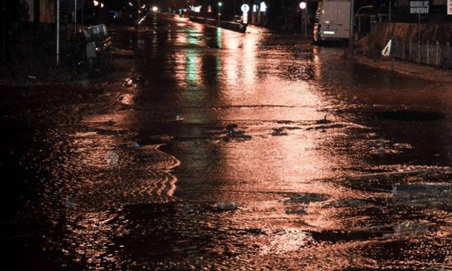 Καιρός: Η κακοκαιρία «χτυπά» τη Μυτιλήνη - Αυτοκίνητο παρασύρθηκε από τα ορμητικά νερά