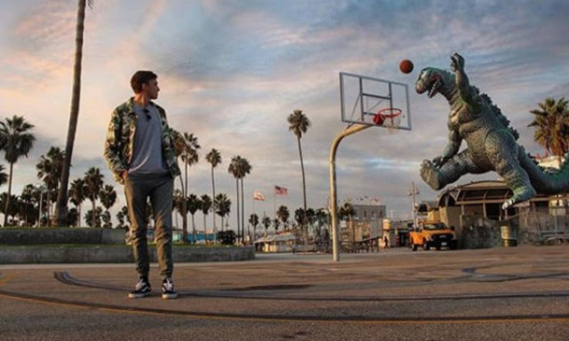 Αυτός ο καλλιτέχνης έχει συνταξιδιώτη έναν... δεινόσαυρο!