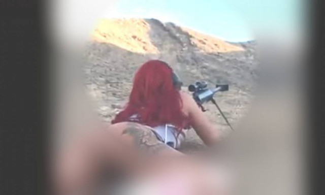 Viral video: Κάνει σκοποβολή εντελώς γυμνή!