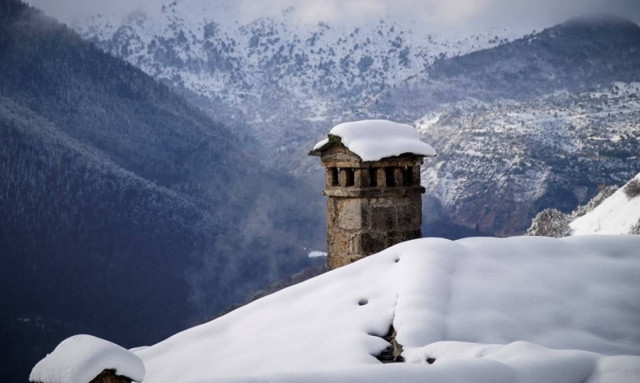Καιρός: Χιονίζει στην Πάρνηθα - ΠΡΟΣΟΧΗ! Πού θα «χτυπήσει» σε λίγες ώρες ισχυρή κακοκαιρία