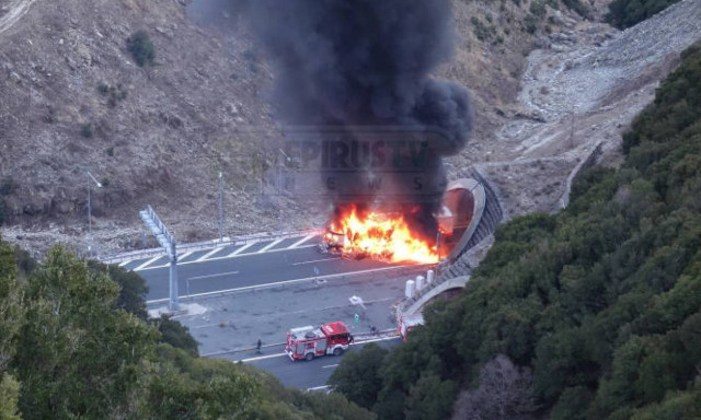 Συναγερμός στην Εγνατία Οδό: Νταλίκα τυλίχθηκε στις φλόγες - Εικόνες σοκ