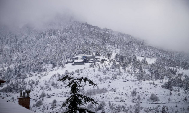 Καιρός ΤΩΡΑ: Χιονίζει στα βόρεια προάστια της Αθήνας - Πού θα το «στρώσει» τις επόμενες ώρες (vid)