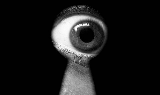 Χειροπέδες σε ηλικιωμένο - Φωτογράφιζε γυναίκες σε δοκιμαστήρια καταστήματος!