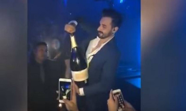 Το απόλυτο φιάσκο: Αγόρασε σαμπάνια 35.000 ευρώ, του γλίστρησε από τα χέρια και χύθηκε στο πάτωμα!