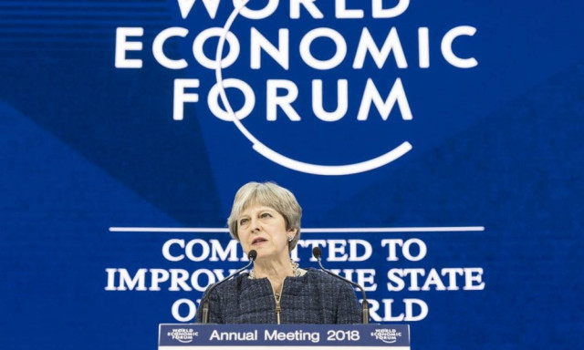 Νταβός: Τα παπούτσια της Τερέζα Μέι που... τράβηξαν τα βλέμματα! (pics)