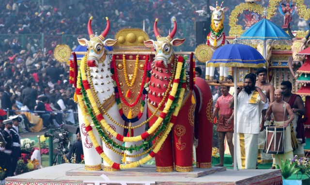 «Έκρηξη» χρωμάτων στον εορτασμό της Ημέρας της Δημοκρατίας στην Ινδία