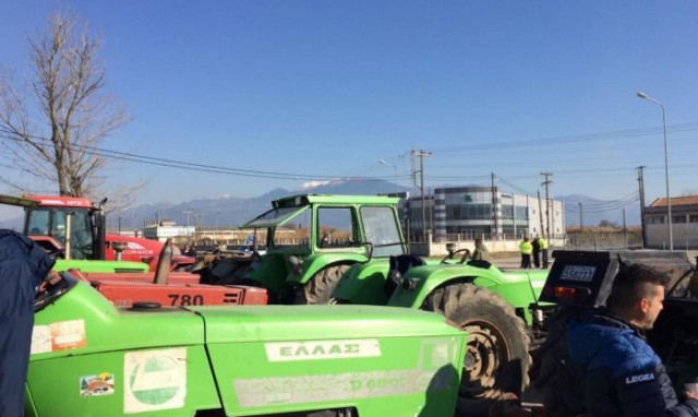 Αγρότες: Παραταγμένα τρακτέρ στις Ε.Ο. Πατρών - Πύργου και Αντιρρίου - Ιωαννίνων (pics)