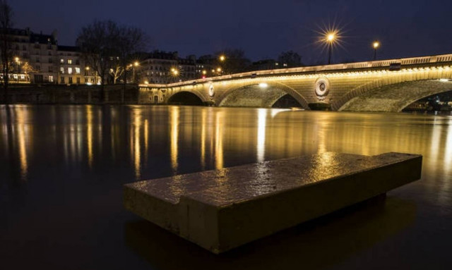 Paris readies for floods as Seine surges higher