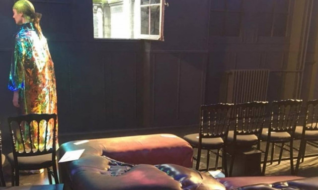 Αυτή και αν ήταν ιδέα: Γλυπτά δίπλα σε... ρούχα!