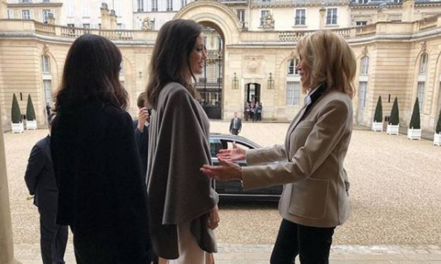 Η Αντζελίνα Τζολί έγινε δεκτή από την πρώτη κυρία της Γαλλίας, Μπριζίτ Μακρόν (pics)