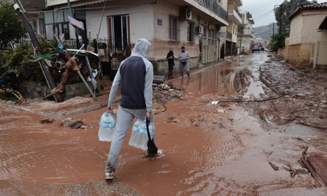 Περιφέρεια Αττικής: Διανομή υλικών πρώτης ανάγκης σε πλημμυροπαθείς της Μάνδρας