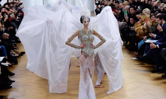 Αυτό είναι το «γυμνό» νυφικό που κάνει θραύση στο Παρίσι (Pics+Vid)