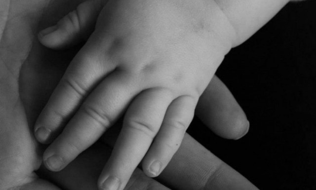 Φρίκη: Πατέρας πέταξε το 10 μηνών βρέφος του από το δεύτερο όροφο γιατί έκλαιγε