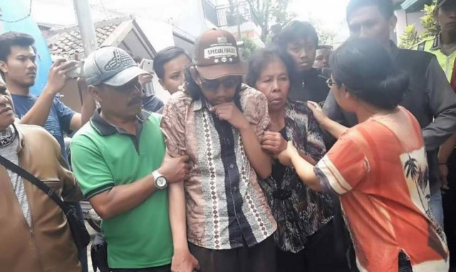 Φρίκη: Ζούσε με τα πτώματα του συζύγου και της κόρης της περιμένοντας να αναστηθούν (Vid)