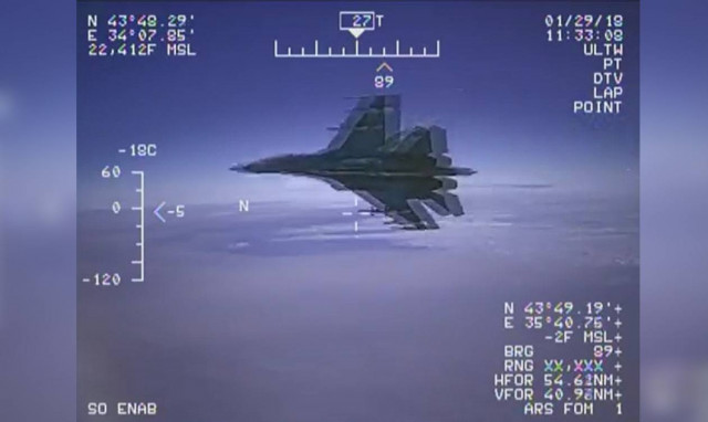 Viral: Δείτε καρέ-καρέ το επικίνδυνο παιχνίδι πολέμου ανάμεσα σε ρωσικό και αμερικάνικο μαχητικό