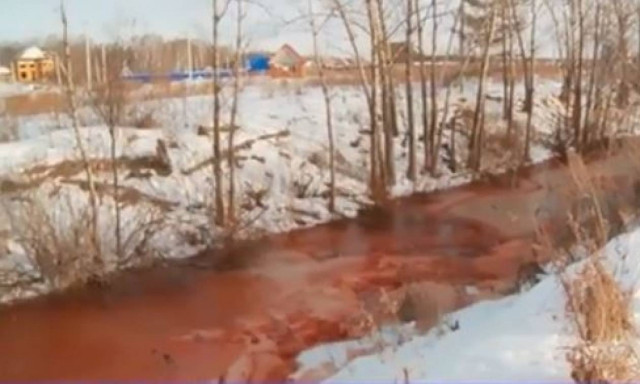 Ποτάμι στη Ρωσία «βάφτηκε» κόκκινο - Τι συνέβη (vid)