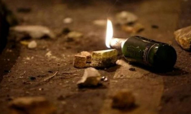 Επιτέθηκαν  με μολότοφ κατά των ΜΑΤ στη Χαριλάου Τρικούπη