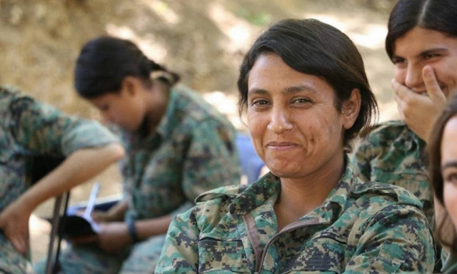 Ανθρώπινα κτήνη! Τουρκομάνοι του Ερντογάν τεμάχισαν μαχήτρια του YPG (ΠΡΟΣΟΧΗ! ΣΚΛΗΡΟ ΒΙΝΤΕΟ)