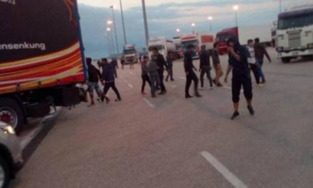 Εμπόλεμη ζώνη το λιμάνι της Πάτρας: Μετανάστες επιτέθηκαν σε Λιμενικό και τον τραυμάτισαν!