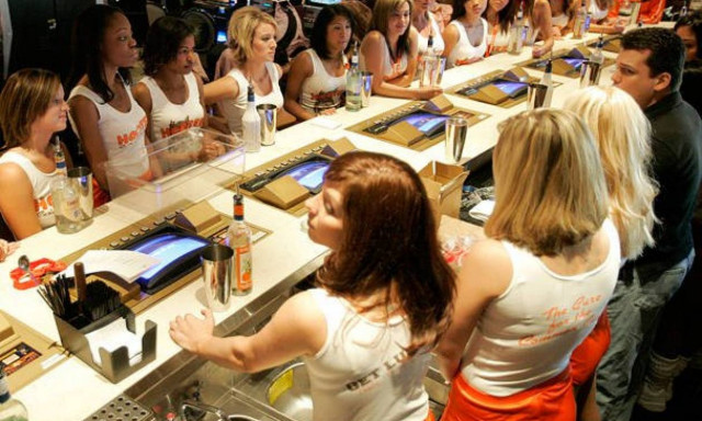 Την ημέρα των ερωτευμένων εστιατόριο κερνάει όσους σκίσουν τη φωτογραφία των πρώην τους!