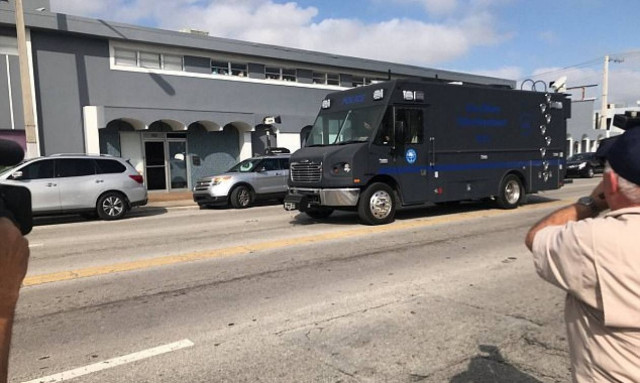 Άκυρος ο συναγερμός με την ομηρία στο Μαϊάμι - Γυναίκα παραπλάνησε τις αρχές (vids+pic)