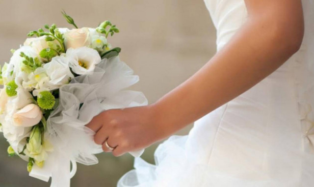 Γιατί οι νύφες ζητούν να φορέσουν τη ζώνη των αμφίων του Ιερέα;