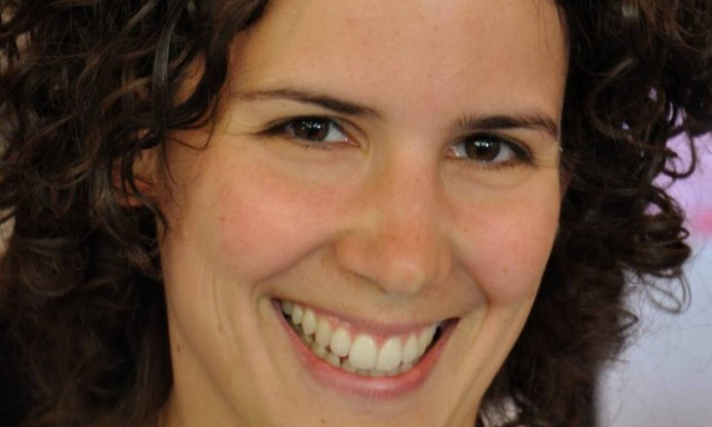 Αυτή είναι η Ελληνίδα της διασποράς που έριξε «φως» στον κόσμο των βακτηρίων (Pics+Vid)