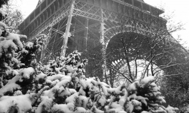 Γαλλία: Χιονίζει ξανά στο Παρίσι - Έκλεισε ο πύργος του Άιφελ (Pics+Vids)