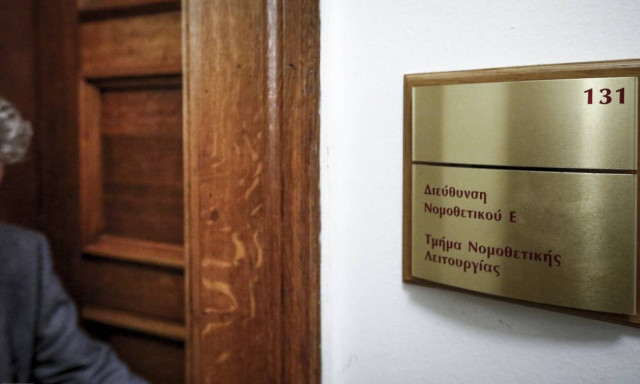 Χαμός στη Βουλή: Πρώην βουλευτής προσπάθησε να φωτογραφίσει τη δικογραφία για τη Novartis