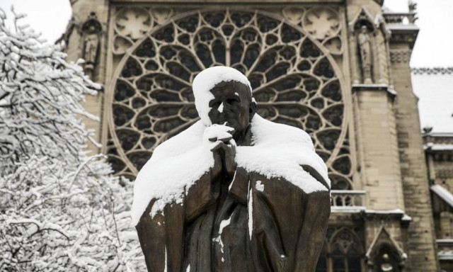 Χάος από το χιόνι στη Γαλλία: Χιλιάδες πέρασαν τη νύχτα εγκλωβισμένοι στα αυτοκίνητα τους (Pics+Vid)