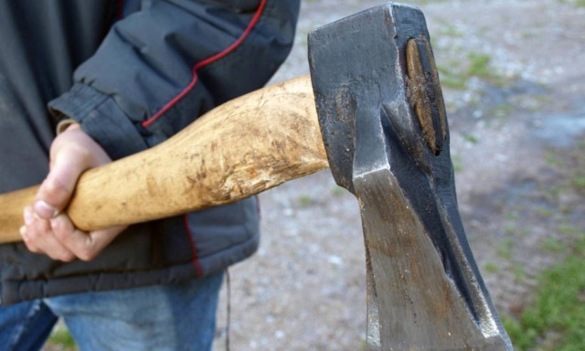 Βόλος: Δολοφονική επίθεση με τσεκούρι για ένα... κούτσουρο
