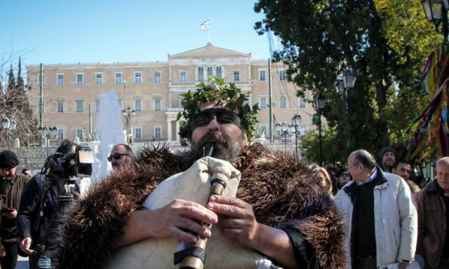 Τσικνοπέμπτη 2018: Το τσίκνισαν στο Σύνταγμα – Βγήκαν στο δρόμο με τα νταούλια (pics)
