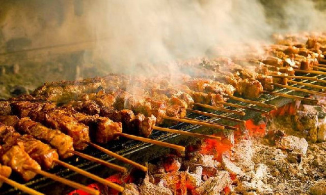 Τσικνοπέμπτη 2018: Τι γιορτάζουμε και γιατί ψήνουμε κρέας