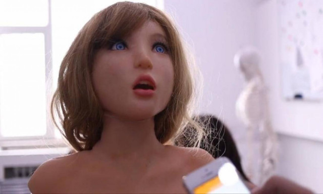 Αυτή η κούκλα του σεξ δεν είναι σαν τις άλλες: Γελάει με τα αστεία σου και σου πλένει και τα πιάτα