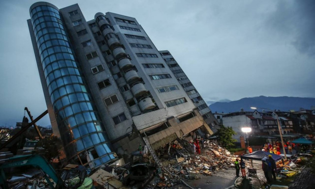 Σεισμός Ταϊβάν: Ισχυροί μετασεισμοί έχουν καθηλώσει τα σωστικά συνεργεία – Φόβοι για δεκάδες νεκρούς