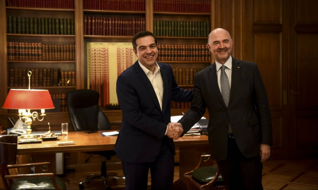 Σε εξέλιξη η συνάντηση Τσίπρα - Μοσκοβισί στο Μαξίμου (vid)