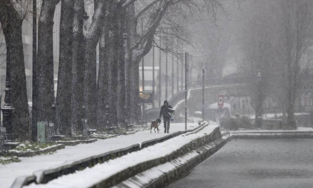 Μαίνεται η κακοκαιρία στην Γαλλία - Τουλάχιστον 200 πτήσεις ακυρώθηκαν (pics)