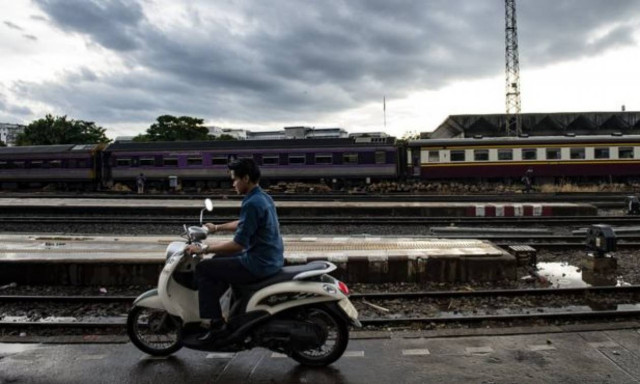 Σοκ! Έχασε τη ζωή της στις ράγες του τρένου για μία σέλφι (ΠΡΟΣΟΧΗ! ΣΚΛΗΡΕΣ ΕΙΚΟΝΕΣ)